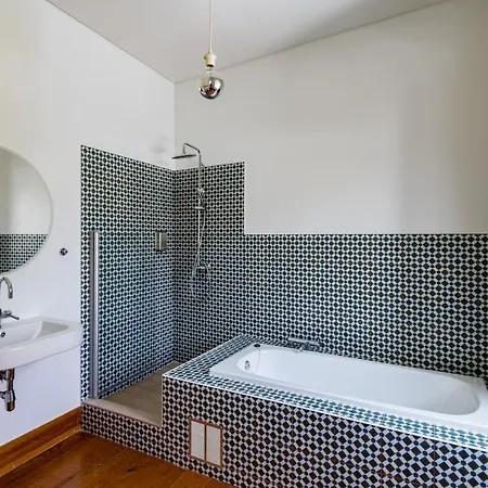 Lost :: Avenida House Lisboa